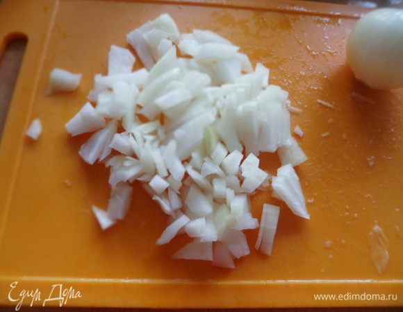 Мелко нарезать лук и немного его обжарить