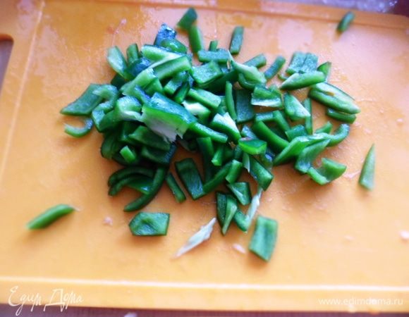 Перец помыть, очистить от семян и нарезать на небольшие квадратики