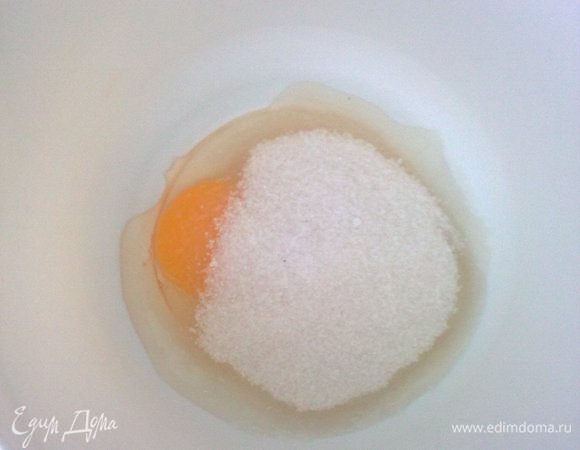 Яйцо,сахар и соль взбиваем 5 минут