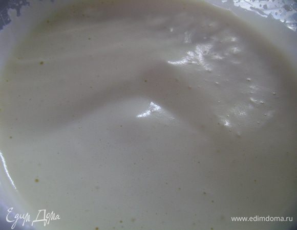 Яйца взбить с сахаром до увеличения в объеме в 5-6 раз.