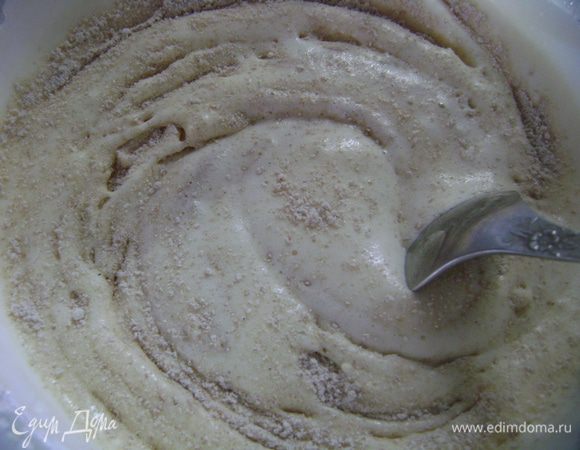 По ложечке добавляя просеянную муку, аккуратно примешать всю муку.