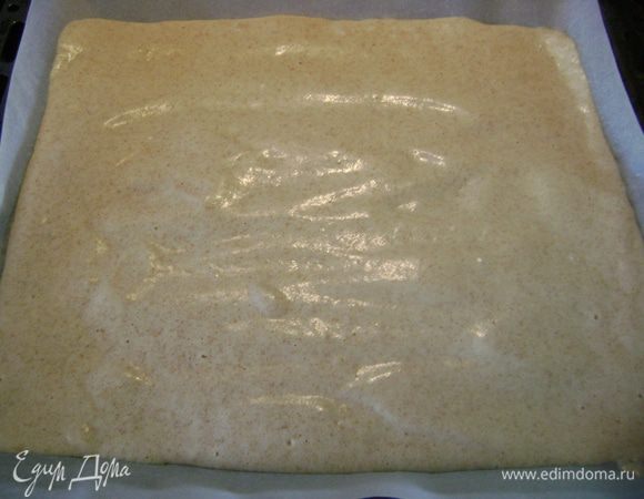 Тесто выложить на пергаментную бумагу, уложенную на противень, в виде прямоугольника. Отправить в духовку на 7-8 мин.