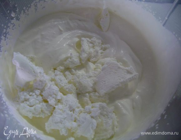 Для творожного крема взбить сливки и примешать к ним творог.