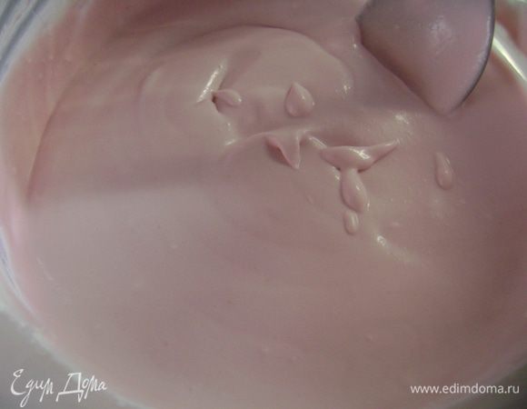 Не прекращая перемешивать, добавить 7 стол.л. вишневого сиропа.