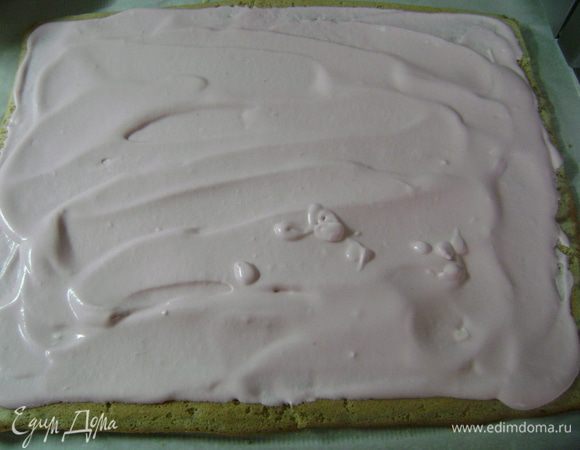 Намазать творожным кремом и завернуть рулетом.