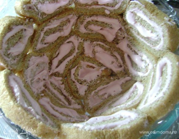 Дно круглой формы выстлать пищевой пленкой. Рулет нарезать на кругляши 1 см и уложить плотно в форму.