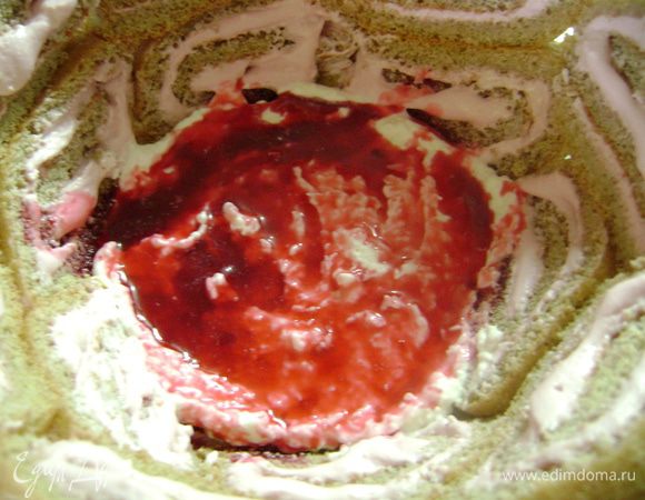 Выложить 1/3 кокосового крема в купол, полить 2 стол.л. вишневого сиропа.