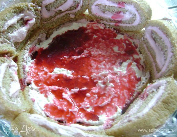 Далее выложить ещё 1/3 кокосового крема и ещё 2 стол.л. вишневого сиропа.