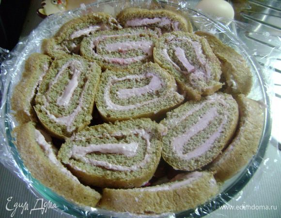 Наверх разложить остатки шайбочек бисквитного рулета. Закрыть пищевой пленкой и убрать в холодильник, как минимум, на 6 часов.