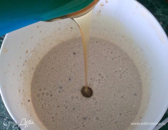 выливаем мед, у меня свежий, жидкий, но конечно, можно любой!