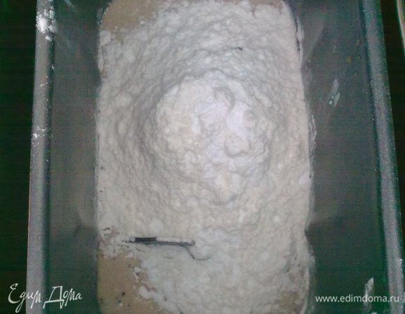 добавляем муку и разрыхлитель! 
Внимание! я пекла в хлебопечке! но! часто нижняя корочка подгорает, поэтому этот рецепт подходит и для обычного выпекания в духовке, что я обычно и делаю! и слежу за низом! Получается одинаково вкусно!
Пеку при 200 градусах, время  это же!