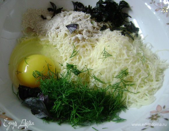 Смешать натертый на мелкой терке сыр, яйца, муку, сухари и мелко нарезанную зелень.