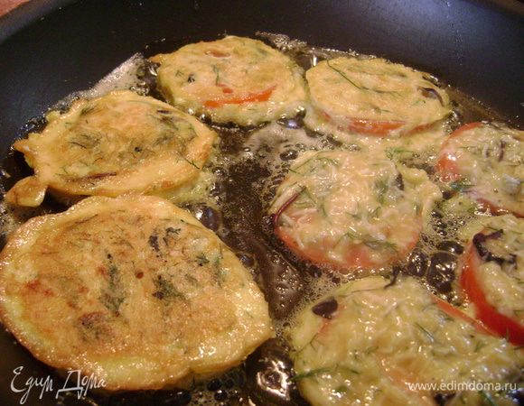 Нанести вилкой сырную смесь на обе стороны дольки помидора и обжарить на оливковом масле до золотистой корочки.