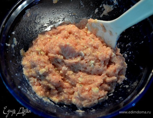 Если фарш делаете сами, то лучше использовать под фарш не грудки, а курин. бедра. Добавим в фарш хлеб крошкой, молоко,белок,сыр, орегано, 1 ч.л соль,1/4 ч.л черн. перец, перемешаем все тщательно. 