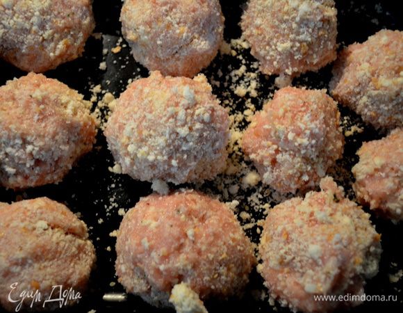 С влажными руками формируем шарики, я использовала после формирования шариков хлеб. свеж. крошку /взяв дополнит. хлеб/. 