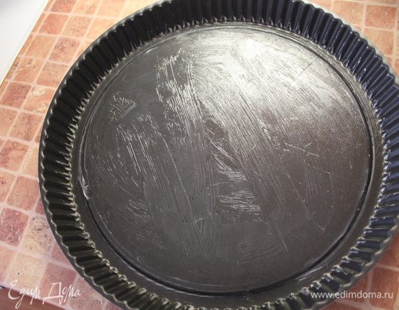 Смажьте сливочным маслом форму (у Джейми квадратная со стороной 22 см).