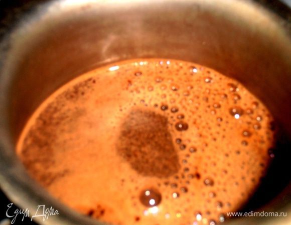 Заливаем горячей водой(тут смотрите по своему вкусу,кто покрепче или послабже любит!) и ставим на минимальный огонь...