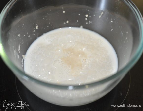 В 100 мл. теплого молока развести дрожжи, добавить 1ч.л сахара и дать постоять пока не появится пенная шапка. 