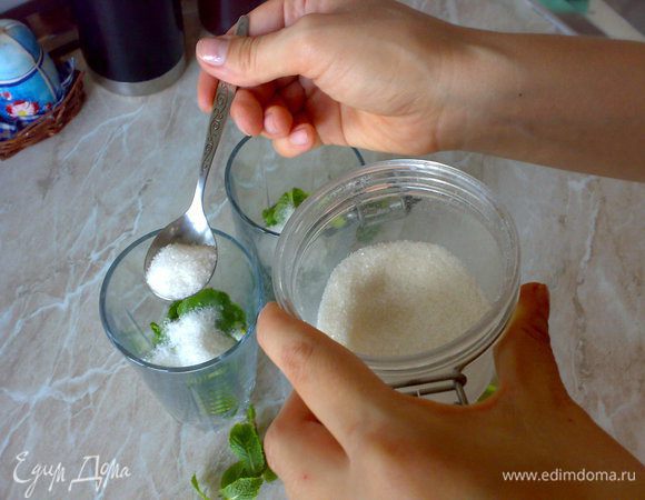 Добавляем сахар (или мёд, фруктозу).