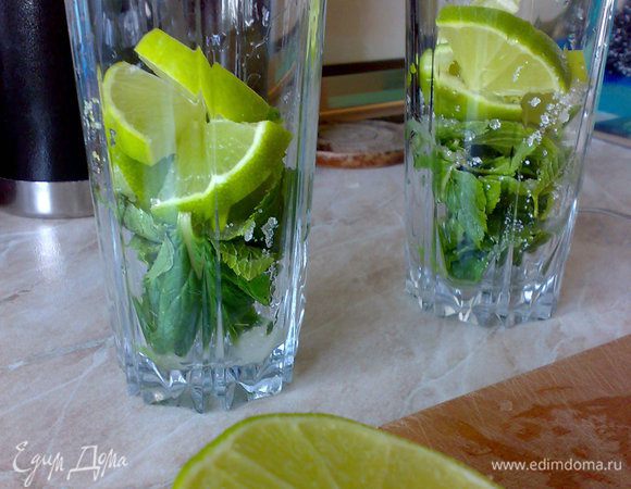1 кружочек лайма разрезаем на 2 части, отжимаем в стаканы, бросаем туда же.
2 кружочка разрезаем на 4 части, бросаем в стаканы.