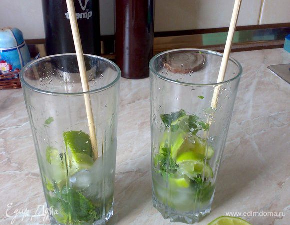 Перемешиваем всё и хорошенько разминаем. Нам нужен сок мяты и лайма - это самое вкусное! Я пользуюсь палочками для суши - очень удобно. Еще рекомендуют пользоваться серебряными ложечками.