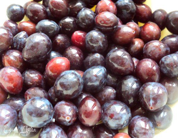 Сливы вымыть, обсушить, удалить косточки.