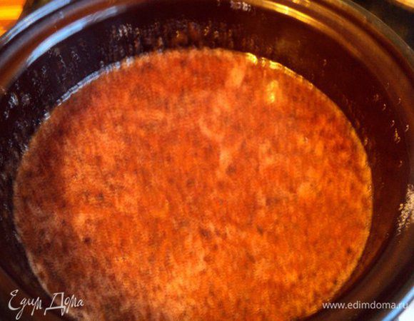 Перекрутить сливы на мясорубке, я измельчала в блендере. Добавить сахар, довести до кипения и кипятить на небольшом огне, снимая пену, 20 мин.