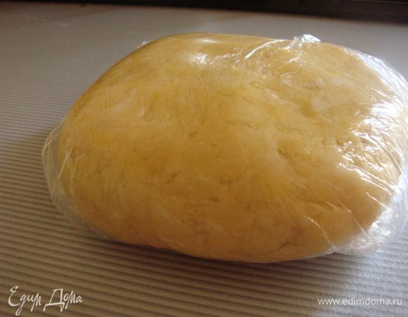 Замесить тесто из просеянной муки, яйца, растопленого сливочного масла и сахарной пудры. Скатать в шар. Завернуть в плёнку, положить на два часа в холодильник.