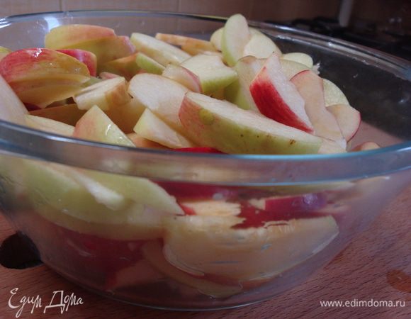 Яблоки разрезать пополам, вынуть сердцевину, нарезать дольками и залить соком одного лимона.