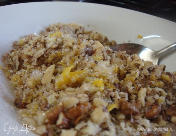 Орехи измельчить (часть пропустить через мясорубку, а остальные порубить ножом). Цедру лимона натереть на тёрке. Смешать орехи, цедру с ванильным или обычным сахаром и корицой.