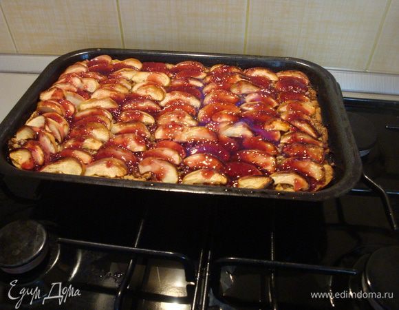 Коньяк подогреть в половнике, поджечь. Горящей жидкостью облить пирог и подавать к столу.