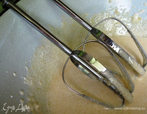 Бисквит. Подготовьте форму для выпечки диаметром 23 см, бумагу для выпекания, прогрейте духовку до 180°C. Муку смешайте с какао-порошком и разрыхлителем. Аккуратно отделите белки от желтков. Половину сахара взбейте с желтками миксером в пышную массу. Чем лучше взобьете желтки, тем нежнее получится бисквит.