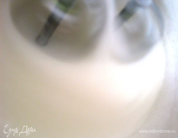 Белки взбейте около 2 минут в пышную пену.