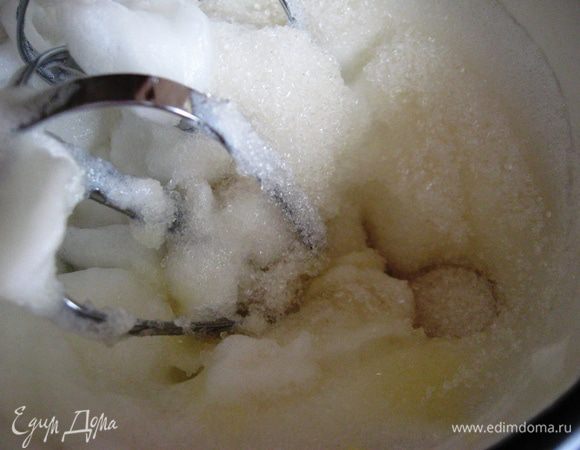Добавьте к ним сгущенное молоко, вторую половину сахара и сметану. Взбивайте еще 3 минуты.