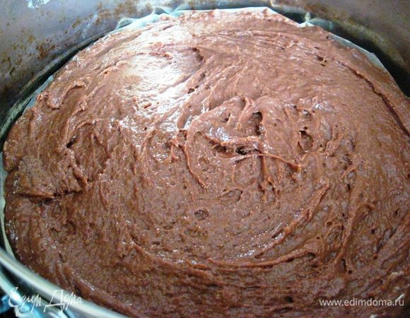 Добавьте мучную смесь. Для этого обязательно использовать сито. Перемешайте аккуратно снизу вверх. Дно формы застелите бумагой для выпечки. Бока смажьте сливочным маслом. Влейте тесто. Выпекайте до готовности (у меня ушло около 1 часа).