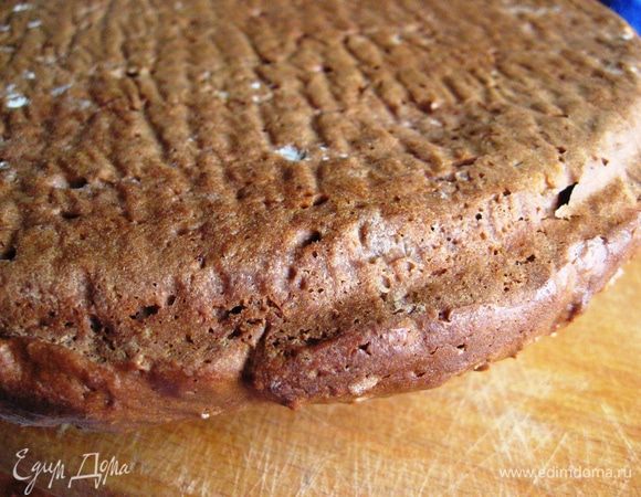 Форму выньте из духовки и поставьте минут на 5 на влажное полотенце. Затем аккуратно снимите боковые края формы, отделите бисквит от бумаги. Положите на решетку и оставьте на 6 часов. Так будет проще разрезать бисквит на коржи.