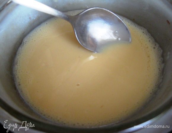 Крем. Желток отделите от белка. Смешайте с водой. Постепенно добавьте сгущенное молоко.