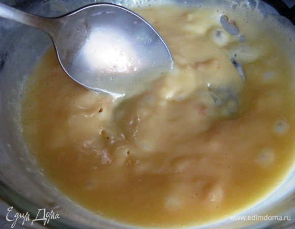 Массу поставьте на средний огонь. Постоянно помешивая, доведите до кипения. Затем огонь уменьшите огонь и готовьте массу 2–3 минуты до загустения. Крем снимите с огня и перемешайте для равномерного охлаждения массы. После этого накройте крем пищевой пленкой и поставьте охлаждаться.