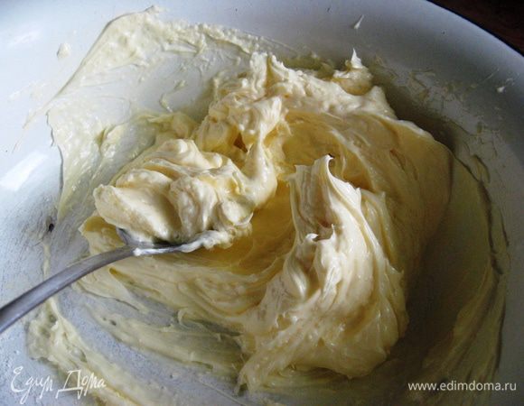 Размягченное сливочное масло взбейте с ванильным сахаром. Порциями добавьте в охлажденный крем.