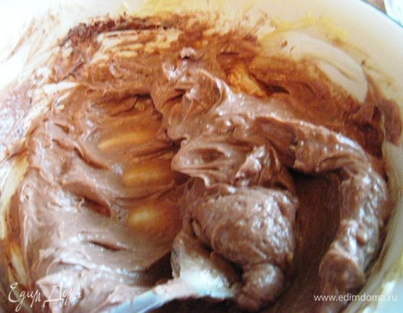 Всыпьте какао–порошок и еще раз взбейте.