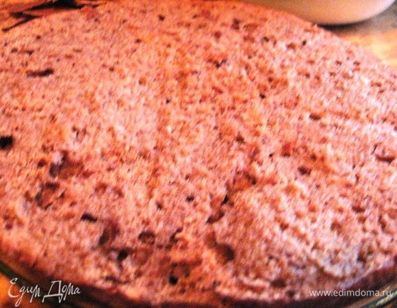 Бисквит разрежьте на 3 одинаковых по толщине коржа. Пропитайте ромом.