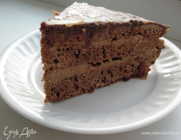 Соберите торт, промазывая коржи кремом. На верхний корж тонким слоем нанесите абрикосовый джем. Для помадки смешайте все ингредиенты, на медленном огне, помешивая, доведите до однородности. Дайте немного остыть и смажьте верх и бока торта глазурью. Готовый торт поставьте в холодильник минимум на 12 часов.