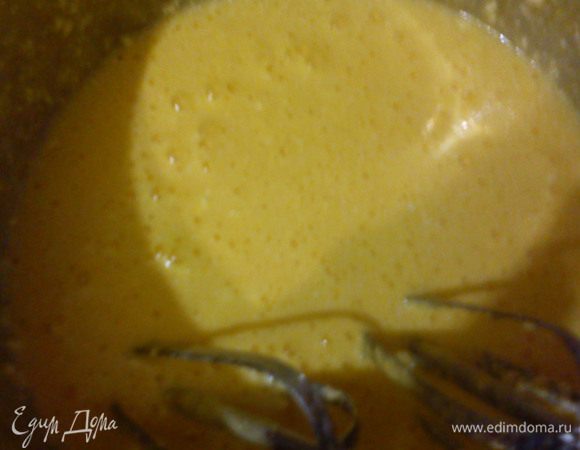 желтки растереть с сахар. пудрой и маслом