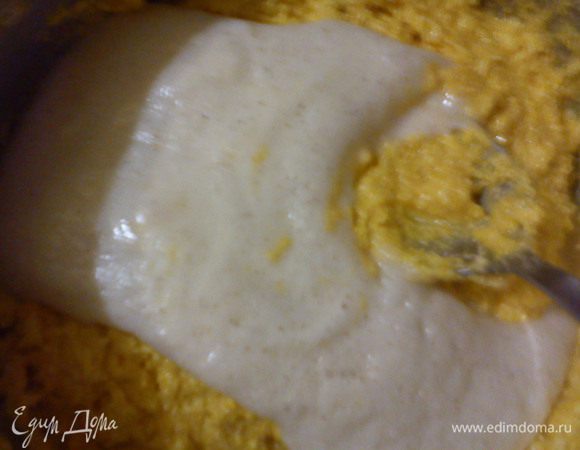 влить белки и перемешать