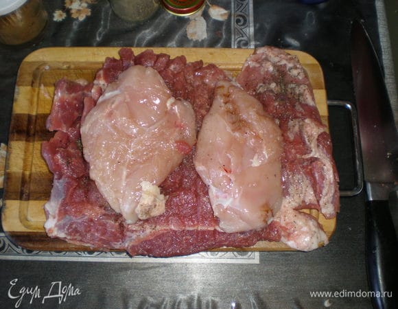 Свинину надрезала так, что кусок "распустился", увеличился в ширину и стал тоньше, посолила ,поперчила. Сверху положила кусочки куриной грудки.