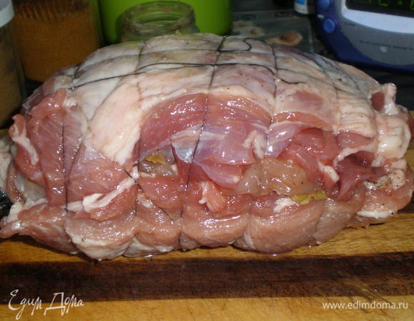 Свернула мясо и обвязала ниткой.
