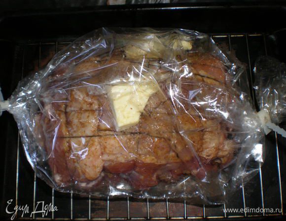 Вложила в пакет для выпекания , добавила 50 г сливочного масла.
Поставила в духовку для выпекания на 2 часа, t - 180 градусов.