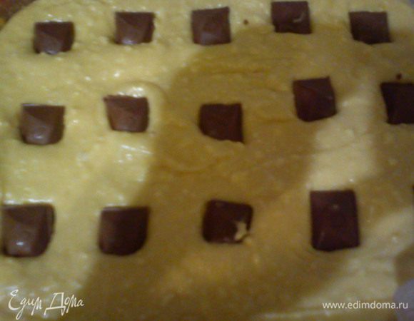 из всех ингредиентов кроме шоколада замесить тесто, выложить в форму, застеленную пергаментом и воткнуть шоколад. Выпекать при 230 около 20-25 мин.