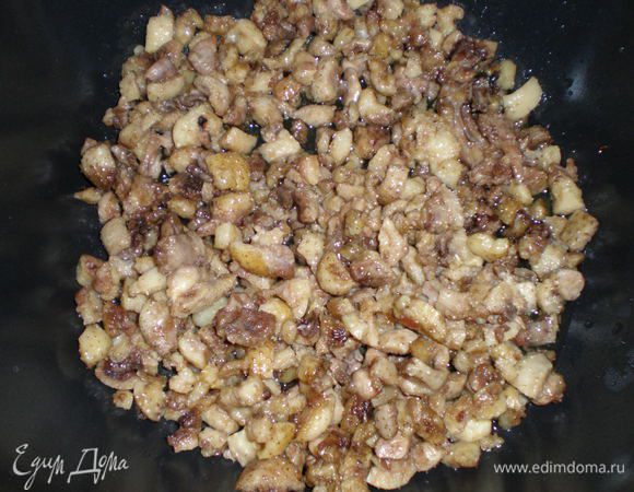 Кожу утиную порезала мелкими кусочками, вытопила из неё жир, отложила кусочки в сотейник.