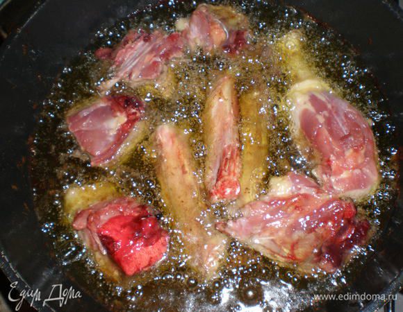 В жиру обжарила кусочки утки до румяной корочки.